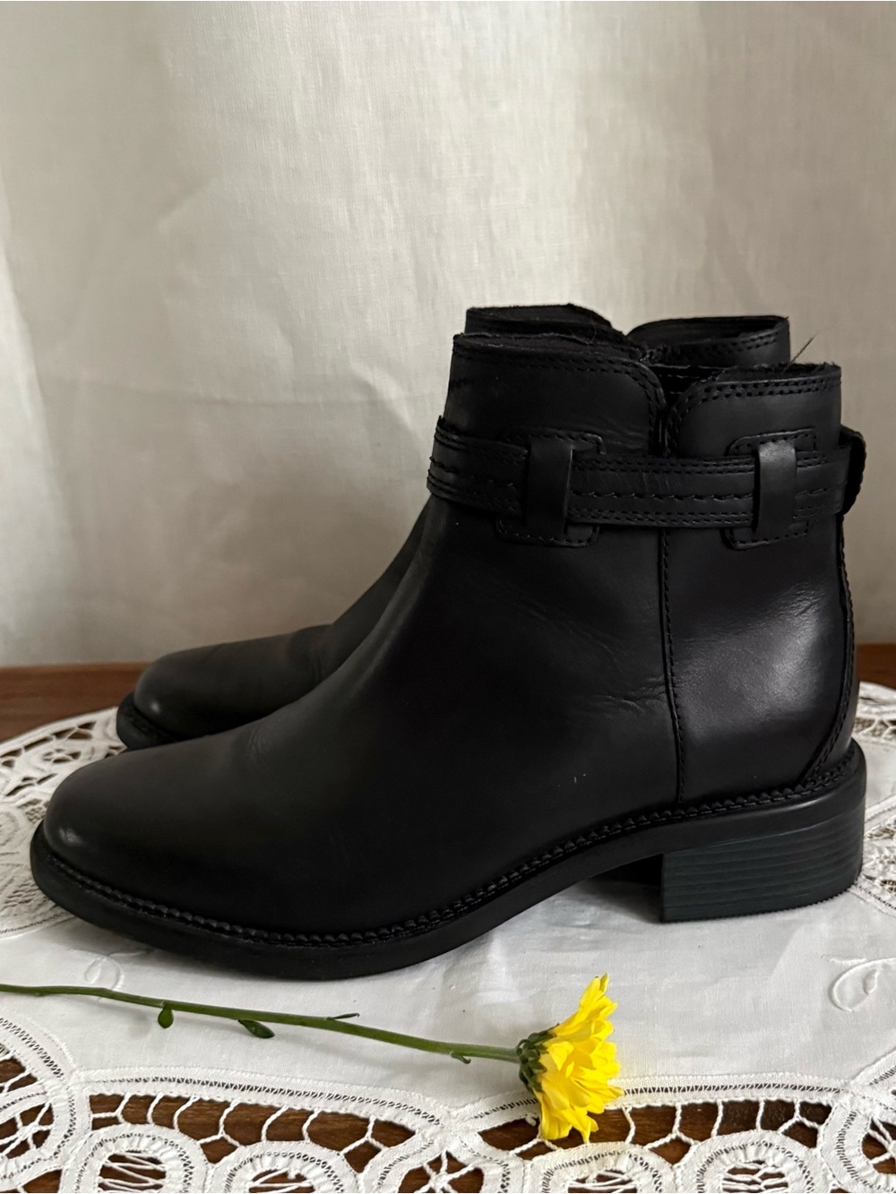 Clarks Leather Ankle Boots 8.5 Black Strap Zip Comfort Classic Booties Worn Once
